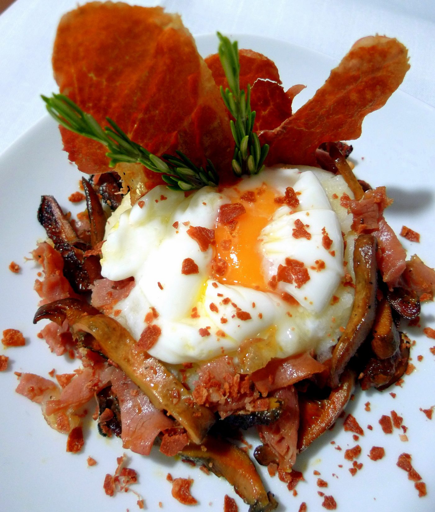 Рецепт яйца-пашот с картофелем, грибами и ветчиной